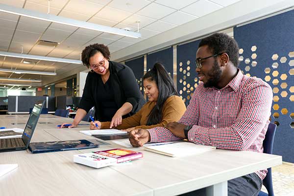 Tutor working with EOP students in the Learning Commons.